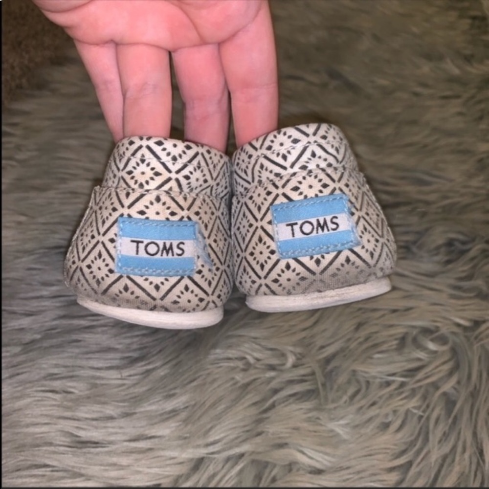 🌻5/35🌻 TOMS | Classic White With Black Print Slip On Slides - Picture 4 of 8